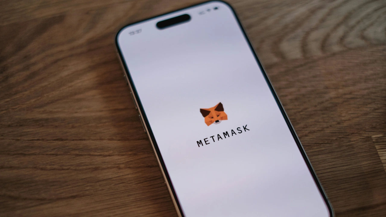 MetaMask mUSD Ethereum Linea bridging
